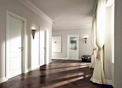 Белые двери: интерьер квартиры, фото светлых межкомнатных, беленый дуб и современная классика, входных дизайн