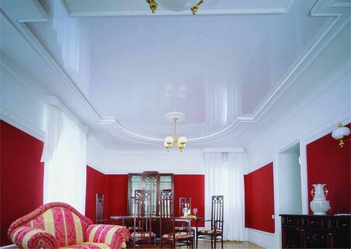 Белый натяжной потолок: фото в интерьере, красный и серый цвета