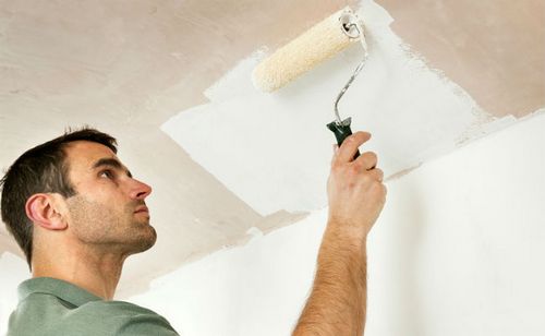 Чем покрасить потолок в ванной без разводов самостоятельно?