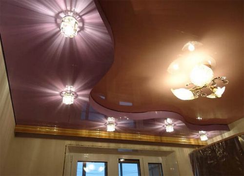Глянцевые натяжные потолки - широкая цветовая гамма, особенности черного полотна, как ухаживать и чем протирать потолок, подробно на фото и видео