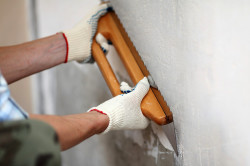 Как клеить виниловые обои: подготавливаем стены, смесь и полотна (видео)