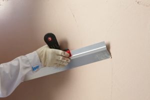 Как осуществить шпаклевку стен под обои своими руками