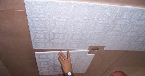 Как правильно клеить потолочную плитку?