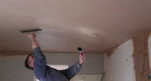 Как правильно штукатурить потолок