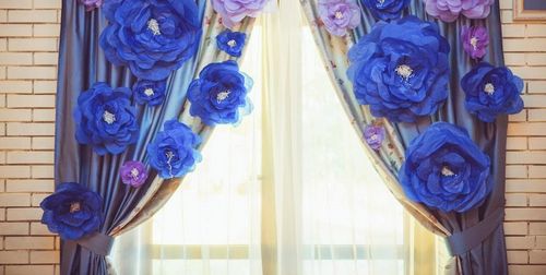 Как сделать большие цветы для украшения зала: оформление тканью, фото дизайна руками, уютная объемная гостиная
