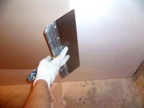 Как шпаклевать потолок из гипсокартона под покраску: видео, чем отделать, подготовка под обои, как правильно