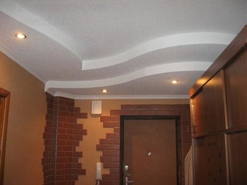 Какой потолок лучше сделать в коридоре?