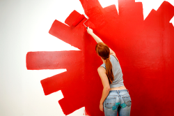 Красить стены или клеить обои: преимущества и недостатки