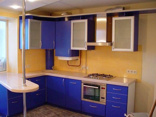 Кухня угловая с барной стойкой фото: дизайн маленького интерьера у окна, современная кухня, видео