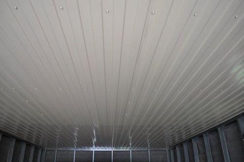 Металлические пластины для потолка - варианты и особенности покрытий