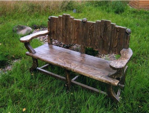 Необычные дачные деревянные скамейки