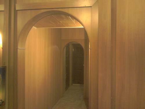 Отделка коридора в частном доме или квартире панелями ПВХ, штукатуркой, видео-инструкция, фото