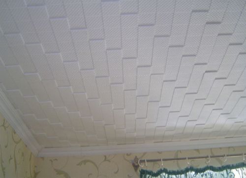 Пенопластовые плитки для потолка - процесс оклейки поверхности, как рассчитать необходимое количество материала, подготовить потолочные плитки из пенопласта, какой клей выбрать, подробное фото +видео