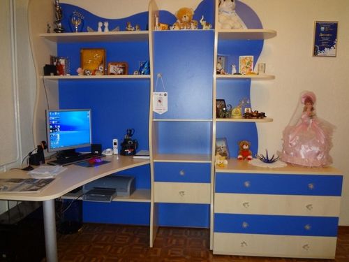 Письменный стол для девочки: комната школьника у окна, уголок для уроков, стулья для подростка, мебель рабочей зоны, дизайн интерьера