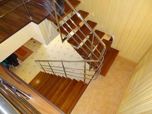 Поручень для лестницы: ограждения деревянные, фото для дома, высота, как установить, как сделать своими руками, настенные пвх
