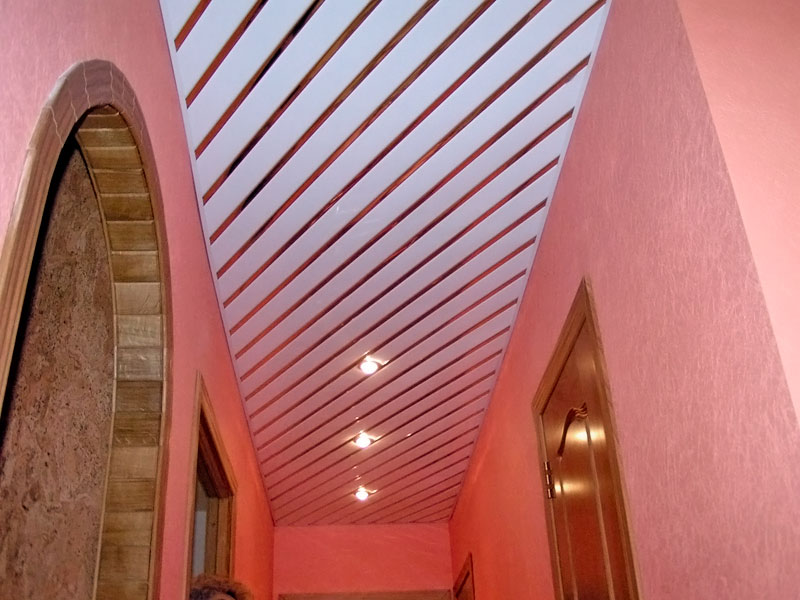 Потолки в коридоре: увеличиваем высоту и расширяем пространство