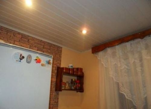 Потолок из сайдинга на кухне - особенности и фото