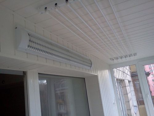 Потолок на балконе из реек - преимущества и особенности