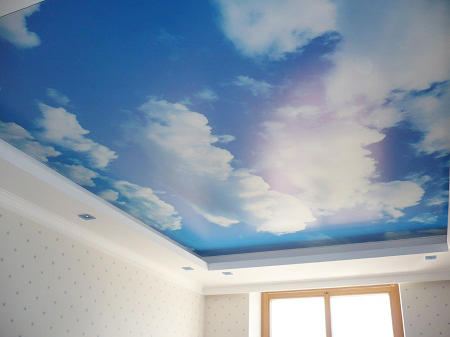 Потолок небо: седьмое с облаками, фото в небольшой комнате, сторона ванильная, галактика в виде космоса, обои