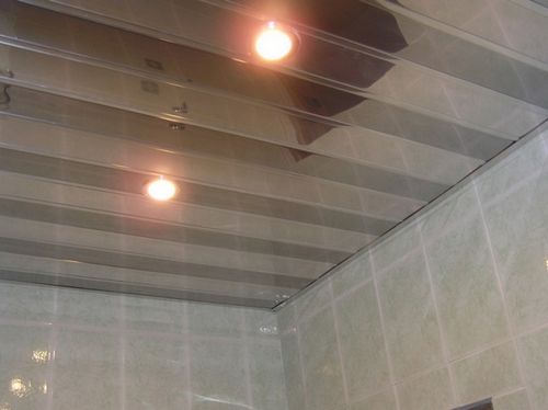 Современный потолок в ванной - варианты и примеры