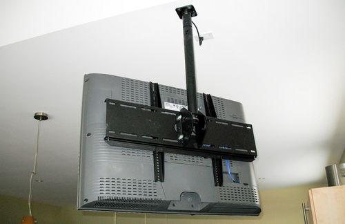 Телевизор на потолке: крепление кронштейном под натяжной потолок