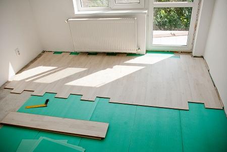 Укладка ламината на бетонный пол с подложкой: как положить и технология, как правильно класть стяжку самому