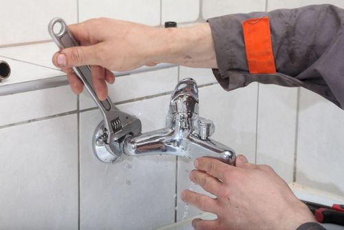 Установка смесителя в ванной: монтаж на стену своими руками, эксцентрики для настенного держателя и расстояние