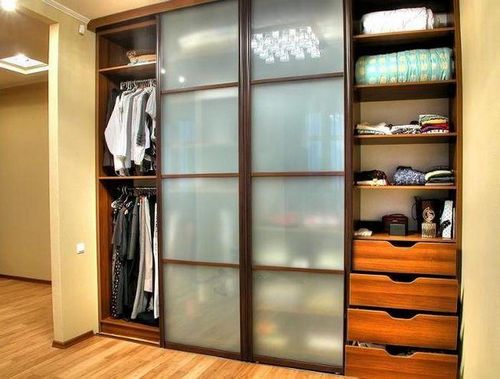 Узкий шкаф в прихожую: купе в коридор, фото длинного, глубина 30 см, дизайн и 40 см для одежды пространства