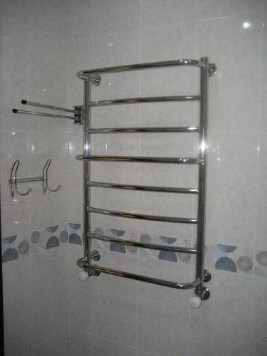 Вешалка для полотенец в ванную: настенная в комнату для белья, держатель своими руками, как сделать крючки