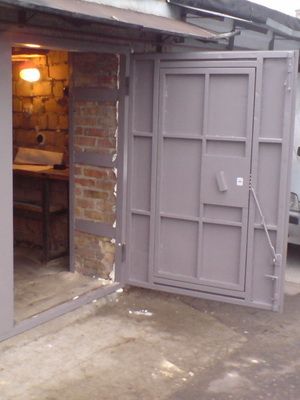 Ворота для гаража своими руками: установка гаражных ворот из металла (с фото)