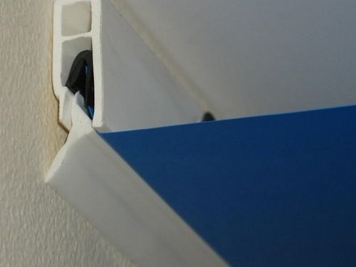 Зачем нужна маскировочная лента для натяжного потолка