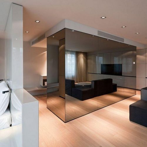 Зеркала в интерьере гостиной для расширения пространства: фото стен большого зала, дизайн и оформление интерьера