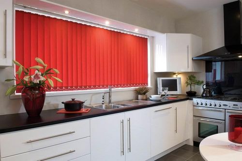 Жалюзи на кухне: фото, на пластиковых окнах, вместо штор, вертикальные, горизонтальные своими руками, тканевые, какие лучше, рулонные, видео