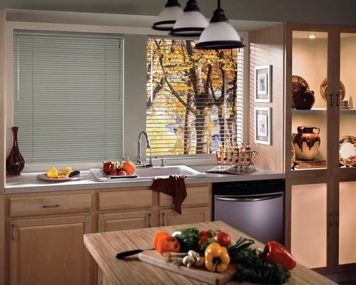 Жалюзи на кухне: фото, на пластиковых окнах, вместо штор, вертикальные, горизонтальные своими руками, тканевые, какие лучше, рулонные, видео