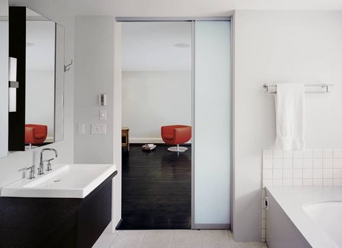 Двери для ванной и туалета: правила выбора