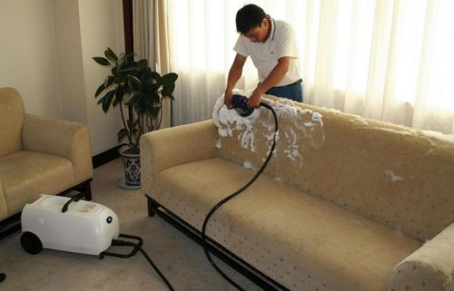 Как эффективно и быстро отмыть диван от пятен?