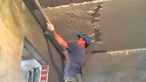Как правильно штукатурить потолок своими руками
