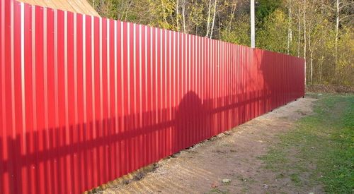 Забор из профнастила своими руками: фото, видео инструкция