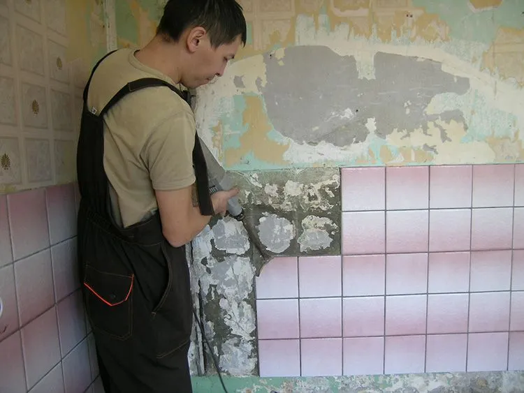 Перфоратор помогает быстро очистить стены