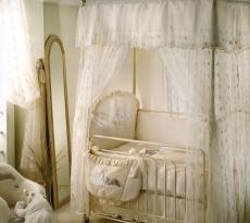 Балдахин на детскую кроватку своими руками: фото, инструкция, как вешать?