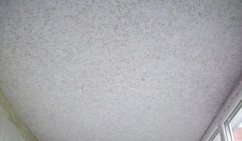 Белая потолочная пробка в отделке потолка