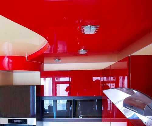 Белый натяжной потолок: фото в интерьере, красный и серый цвета