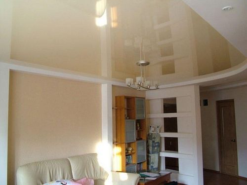 Бежевый натяжной потолок: фото и цвета, глянцевый и матовый, в интерьере коричневый