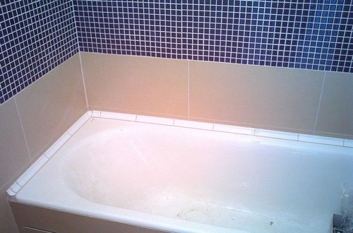 Бордюр для ванной: акриловый, как выбрать плиточный, керамический широкий в комнату, какой лучше, виды для раковины