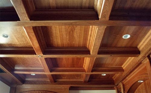 Деревянный потолок своими руками, как сделать конструкцию под старину, основные типы покрытий, примеры на фото +видео