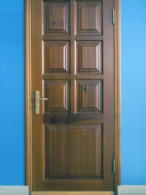 Двери в деревянном доме: типы, установка дверных блоков своими руками, стандартные размеры дверных проемов