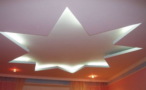 Двухуровневый потолок из гипсокартона с подсветкой.