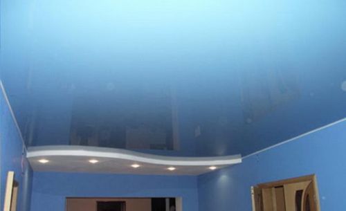 Голубой потолок в интерьере - комбинирование и особенности применения
