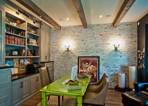 Гостиная под кирпич: стена и фото в интерьере, белая отделка зала, декор и дизайн кухни, дерево