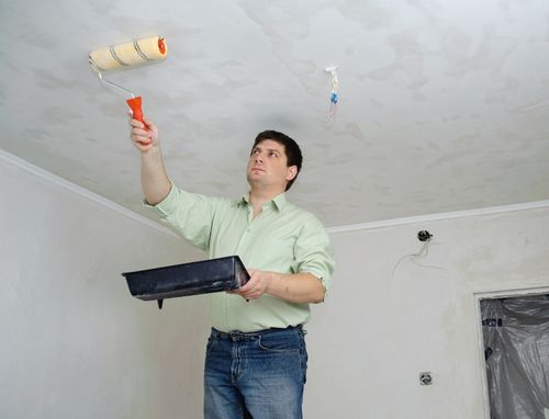 Как клеить флизелиновые обои на потолок: подготовка, поклейка
